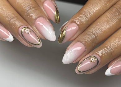 Stylish nail design at Mimisnailbar in Barkingside, Ilford, England, GB with gold accents and almond shape.