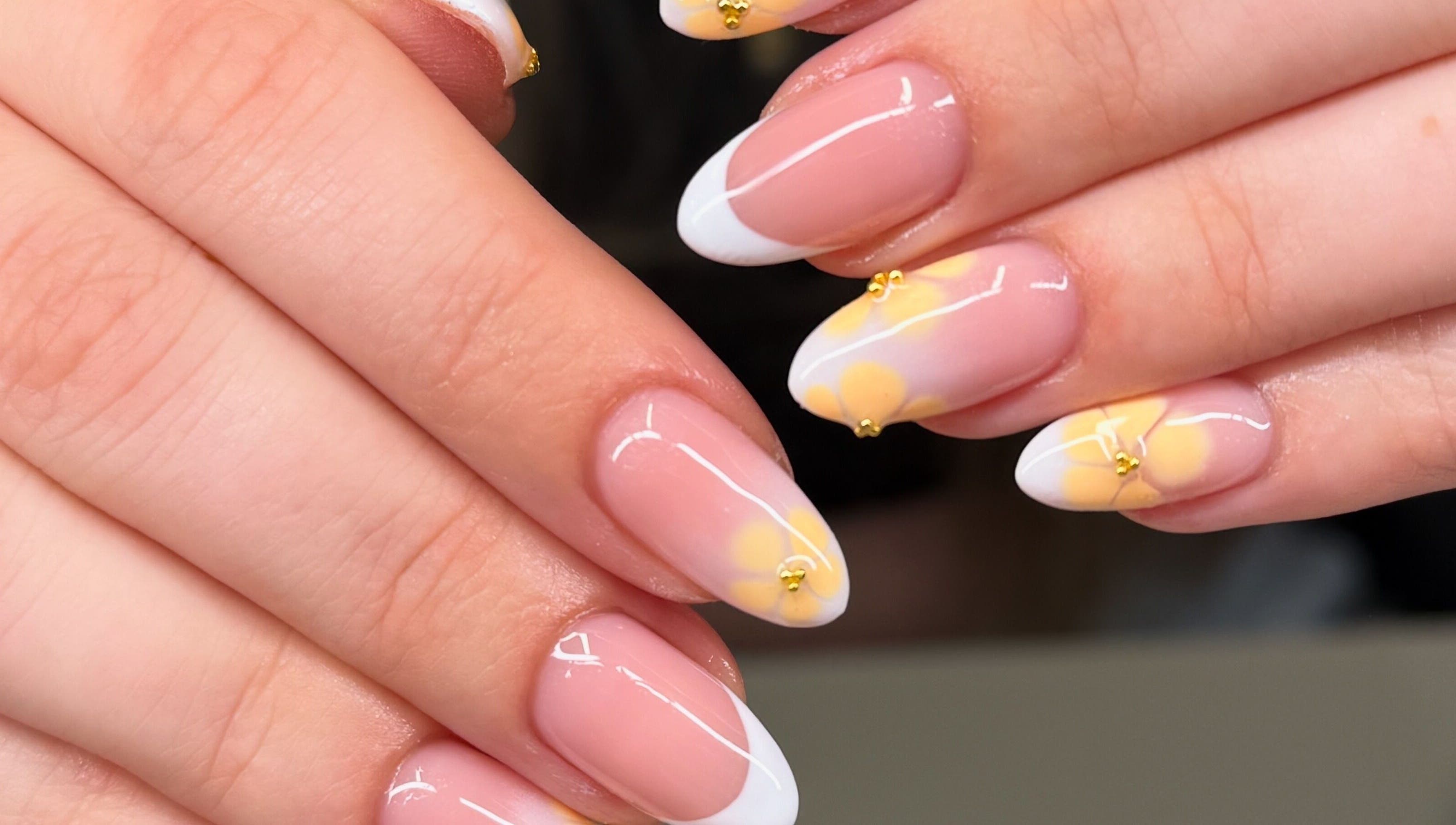 Close-up of floral nail art at Ongles Alessandra in Montréal, Québec, CA, showcasing delicate daisy designs.