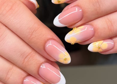 Close-up of floral nail art at Ongles Alessandra in Montréal, Québec, CA, showcasing delicate daisy designs.