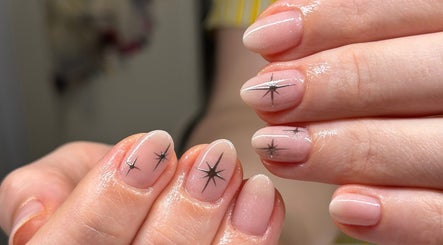 Stylish star nail art by Ongles Alessandra in Montréal, Québec, CA.