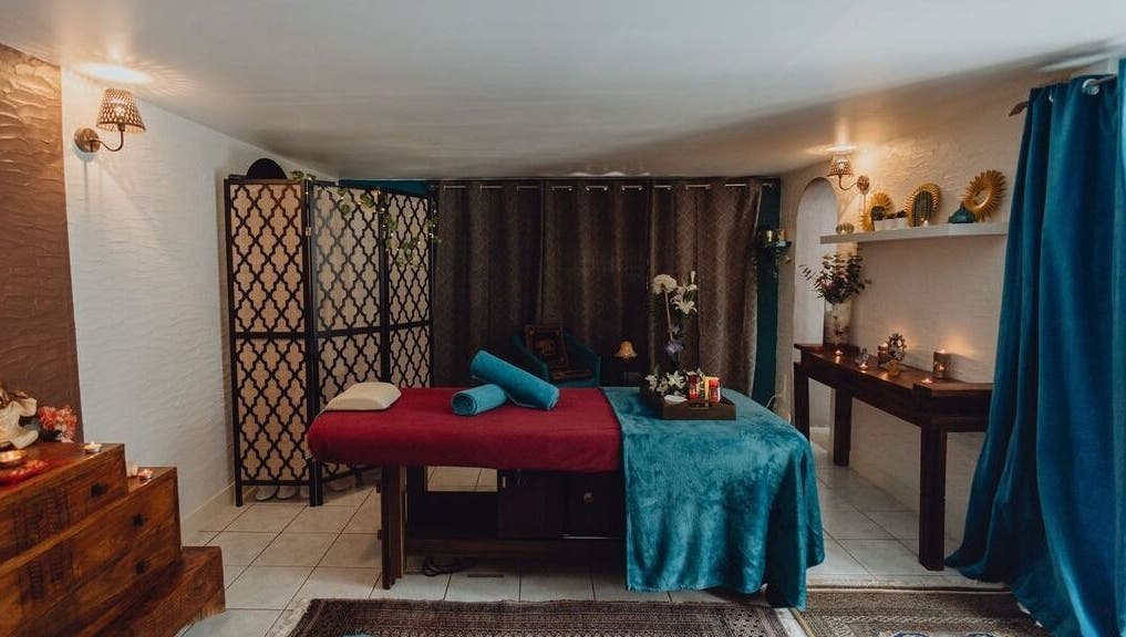 Salle apaisante à Emily Peyrot Massage Et Reiki à Chamagnieu, Auvergne-rhône-alpes, FR avec lit de massage.
