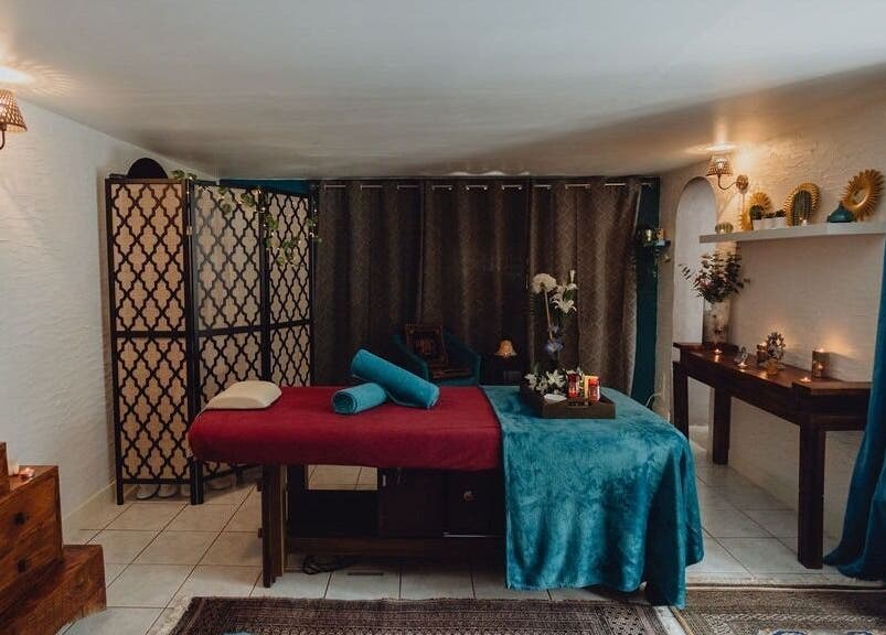 Salle apaisante à Emily Peyrot Massage Et Reiki à Chamagnieu, Auvergne-rhône-alpes, FR avec lit de massage.