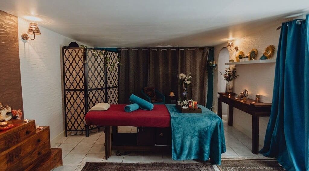 Salle apaisante à Emily Peyrot Massage Et Reiki à Chamagnieu, Auvergne-rhône-alpes, FR avec lit de massage.