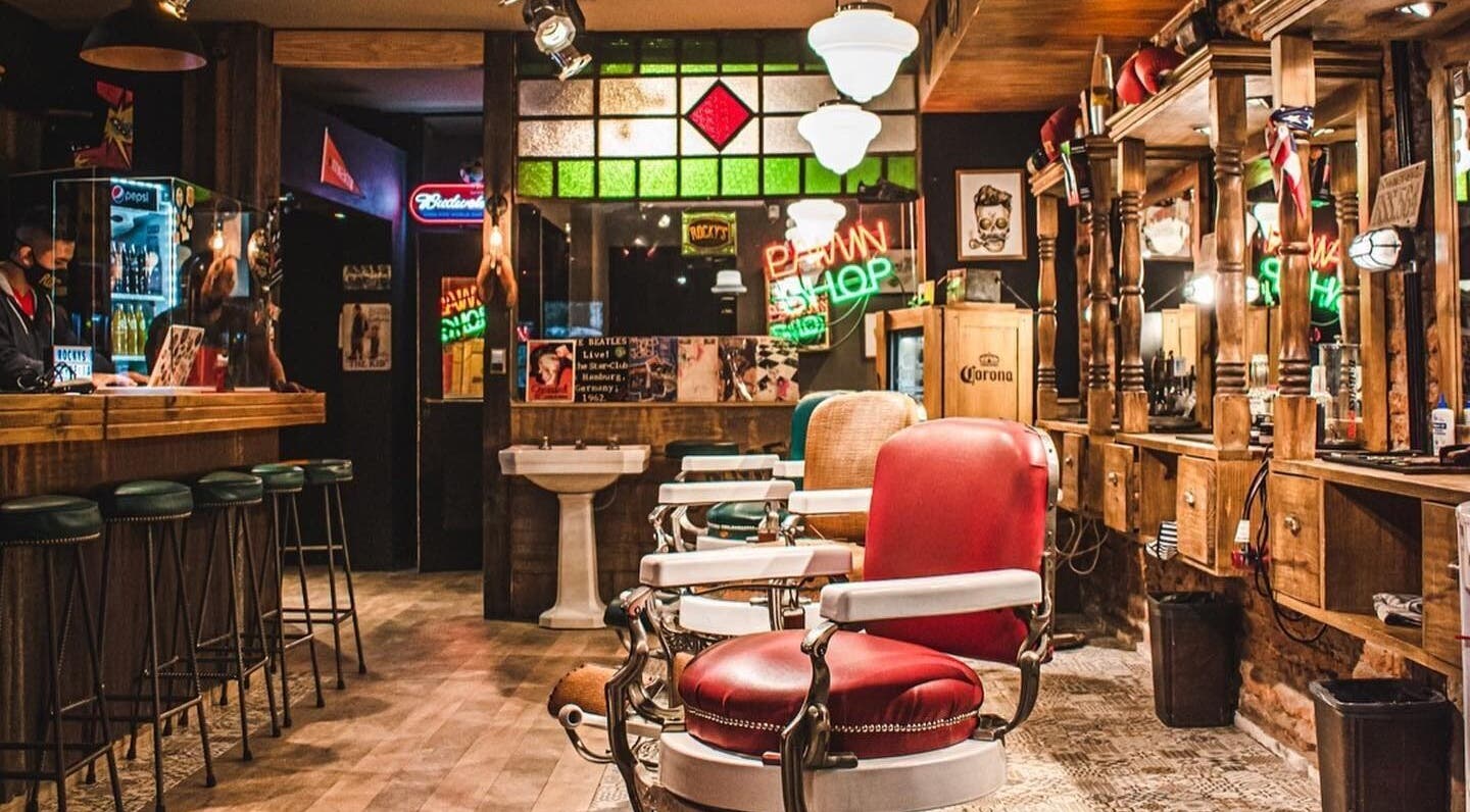 Interior vintage de Rocky’s Barbería Centro, San Miguel De Tucumán, Tucumán, AR. Ambiente acogedor con sillas retro.
