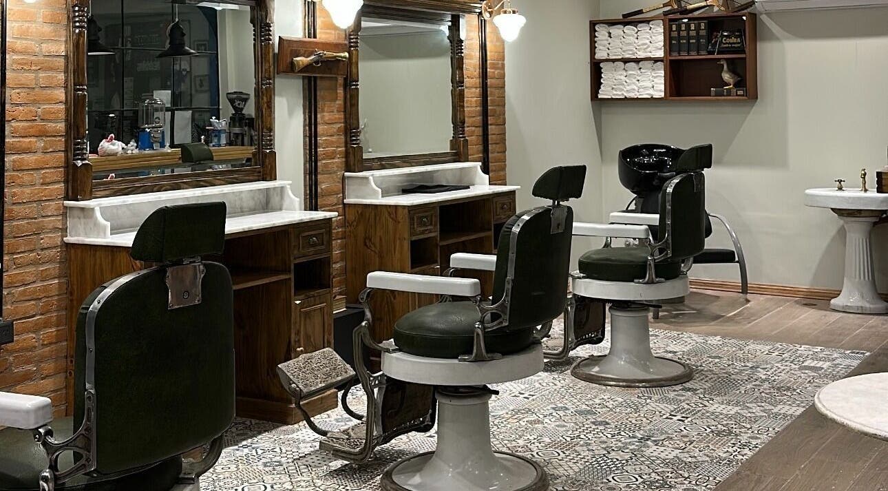 Interior clásico de Rocky's Barbería Yerba Buena en Yerba Buena, Tucumán, AR con sillas de barbero.