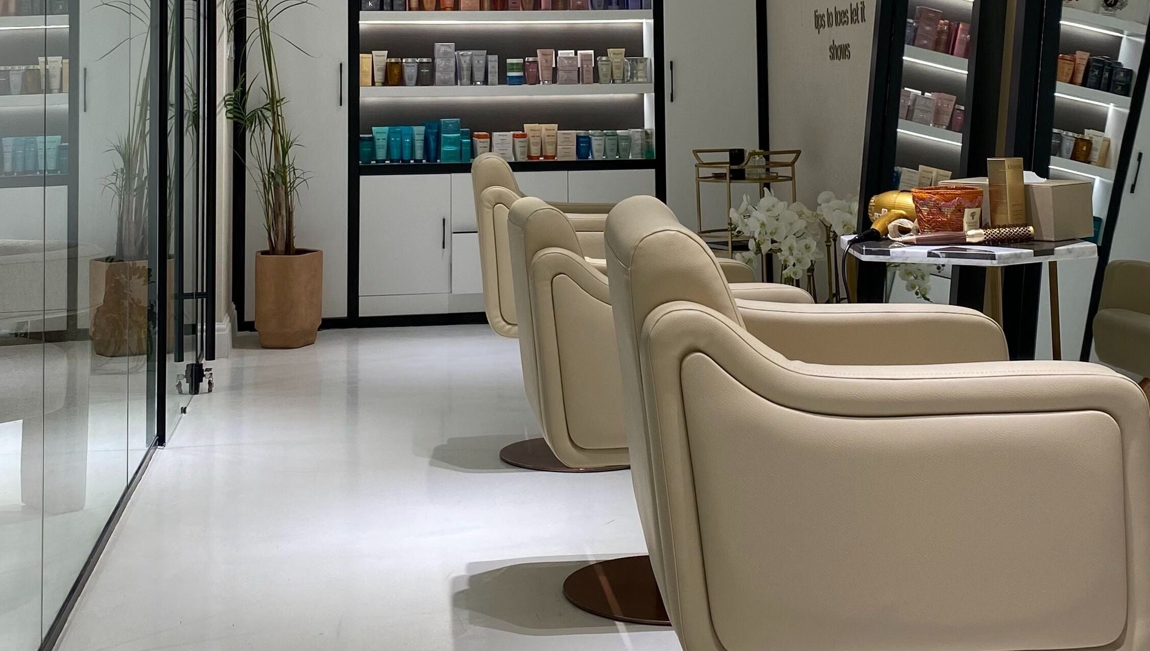 Elegant interior of Dee Salon in Riyadh, Riyadh Province, SA with stylish chairs and modern decor.