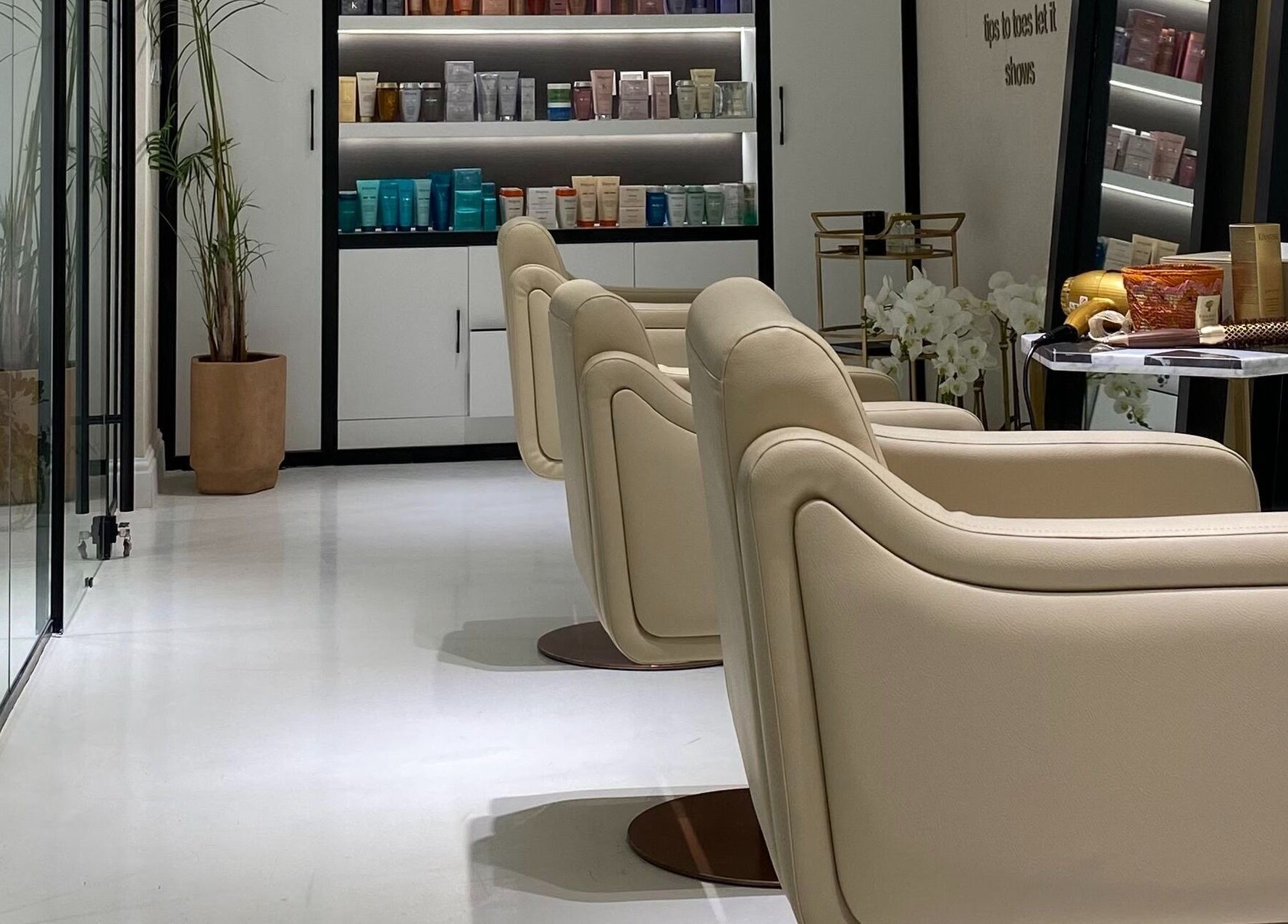 Elegant interior of Dee Salon in Riyadh, Riyadh Province, SA with stylish chairs and modern decor.