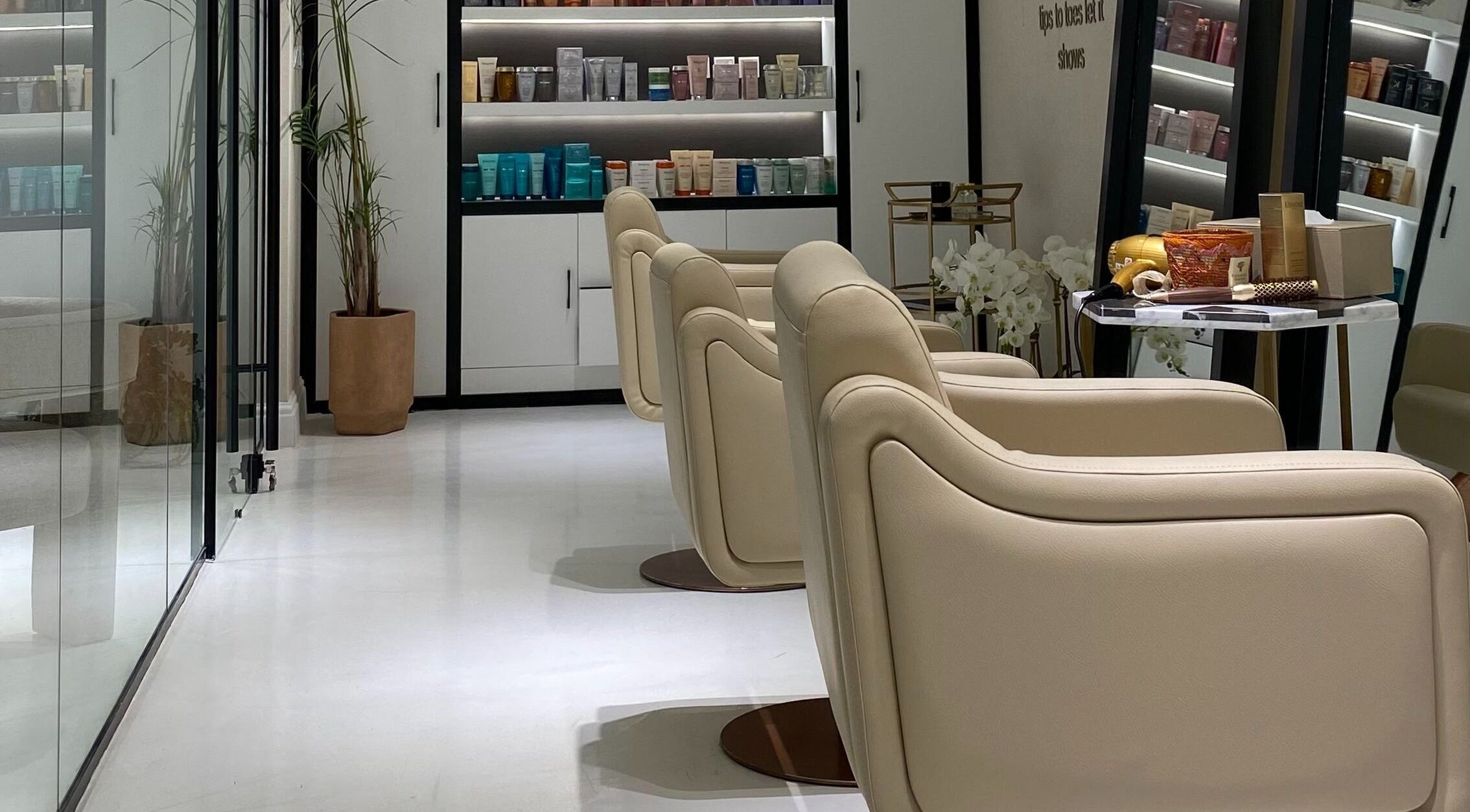 Elegant interior of Dee Salon in Riyadh, Riyadh Province, SA with stylish chairs and modern decor.