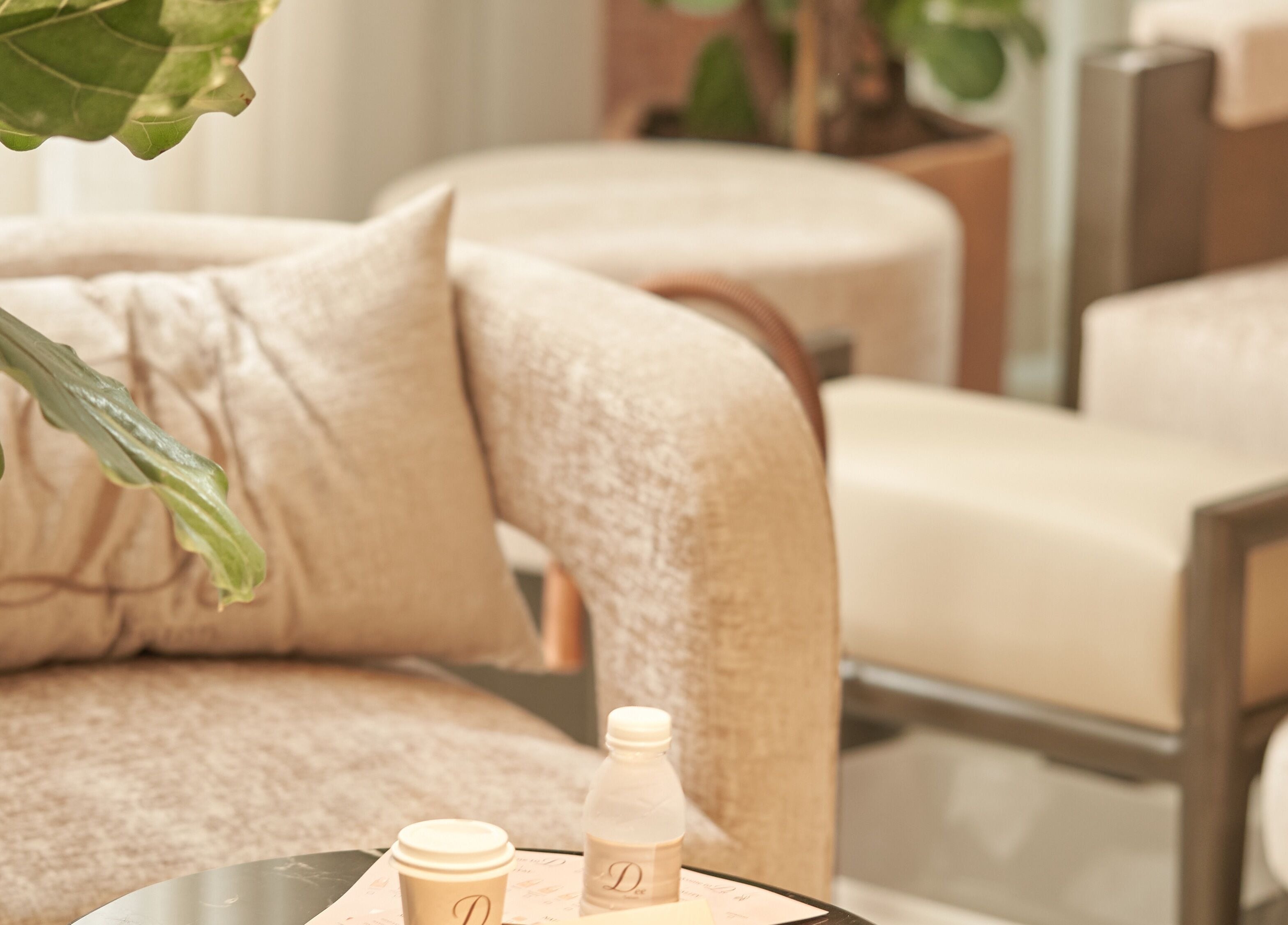 Comfortable seating area at Dee Salon, Riyadh, Riyadh Province, SA, featuring plush chairs and a relaxing ambiance.