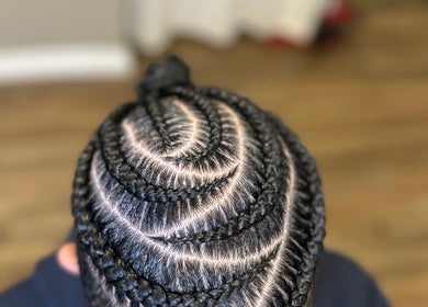 Coiffure tressée en spirale à Martinez Styles, Laval, Québec, CA; un style élégant et unique.