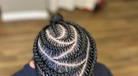 Coiffure tressée en spirale à Martinez Styles, Laval, Québec, CA; un style élégant et unique.