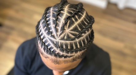 Coiffure tressée élégante chez Martinez Styles, Laval, Québec, CA, mettant en valeur un design étoilé.