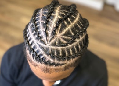 Coiffure tressée unique chez Martinez Styles à Laval, Québec, CA. Finitions impeccables et style moderne.