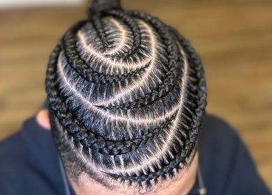 Tresses africaines stylées chez Martinez Styles à Laval, Québec, CA, offrant un look moderne et élégant.