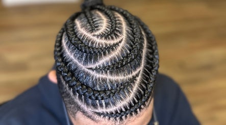 Tresses africaines stylées chez Martinez Styles à Laval, Québec, CA, offrant un look moderne et élégant.
