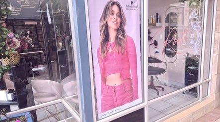 Roots Color Studio "Haar salon/Hairdressing" imej 2