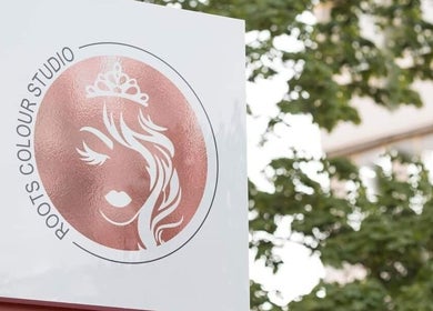 Roots Color Studio Haar salon sign in Bloemfontein, Free State, ZA, showcasing elegant logo design.