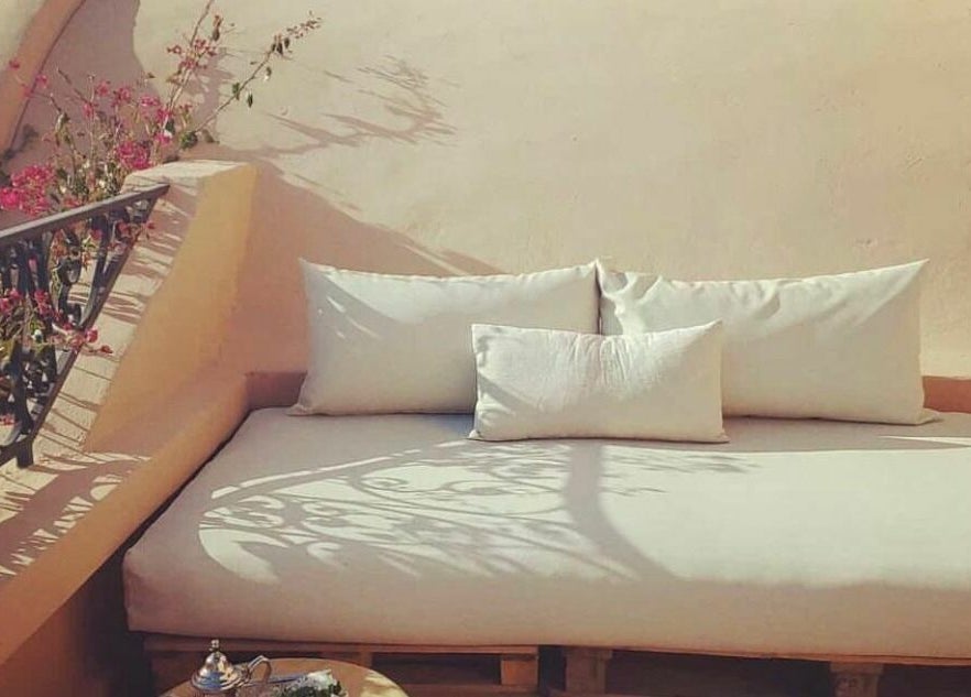 Terrasse ensoleillée avec canapé confortable au Wud Spa, El Bour, Marrakesh-safi, MA.