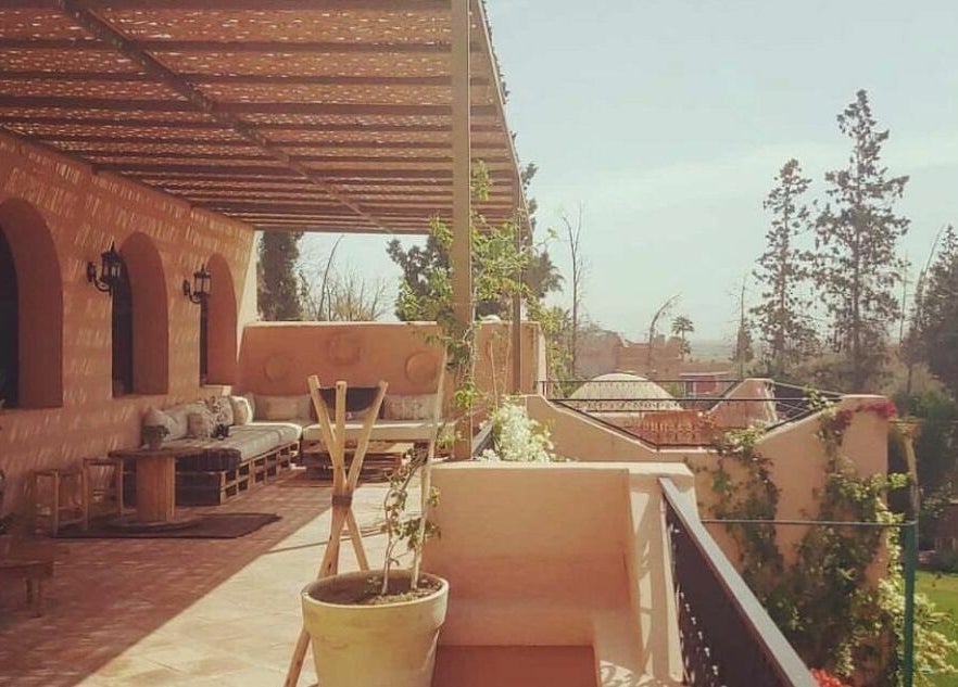 Terrasse accueillante de Wud Spa à El Bour, Marrakesh-safi, MA avec vue sur jardin luxuriant.
