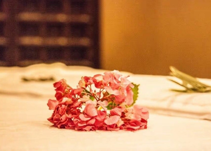 Décoration florale délicate sur une table de massage à Wud Spa, El Bour, Marrakesh-safi, MA.