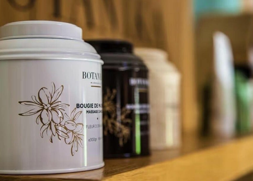 Bougies parfumées chez Wud Spa, El Bour, Marrakesh-safi, MA, offrant une ambiance élégante et relaxante.