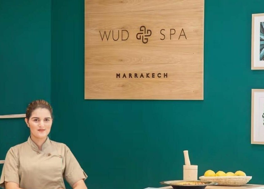 Réceptionniste accueillant Wud Spa à El Bour, Marrakesh-safi, MA avec décor apaisant.