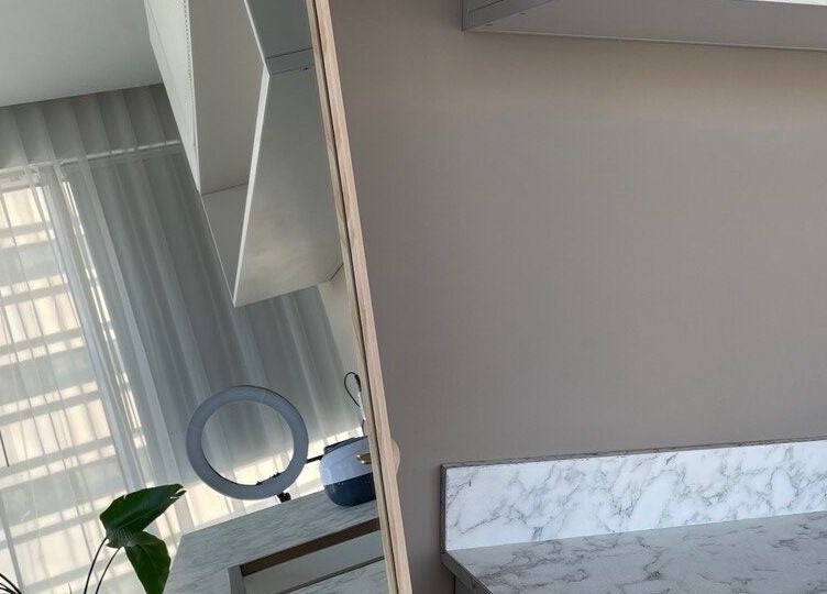 Elegant beauty corner at Re:Vision Studio, لوسيل, بلدية الضعاين, QA with natural lighting and marble finish.