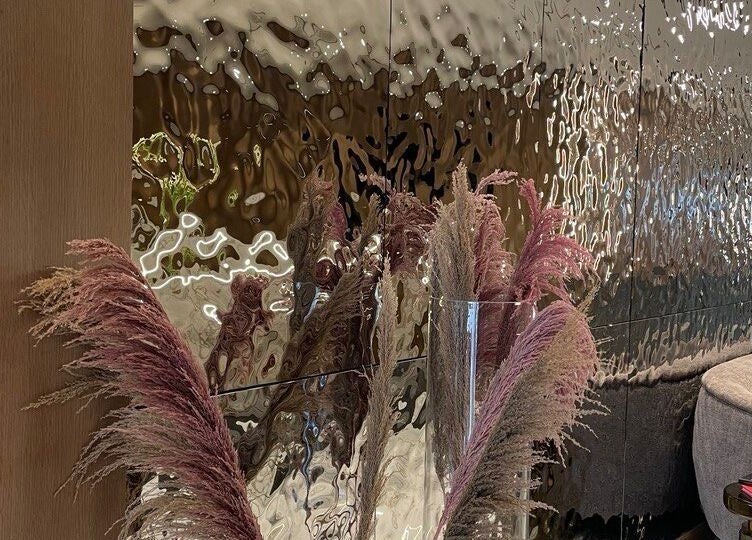 Elegant decor with pampas grass at Re:Vision Studio, لوسيل, بلدية الضعاين, QA enhancing the serene atmosphere.