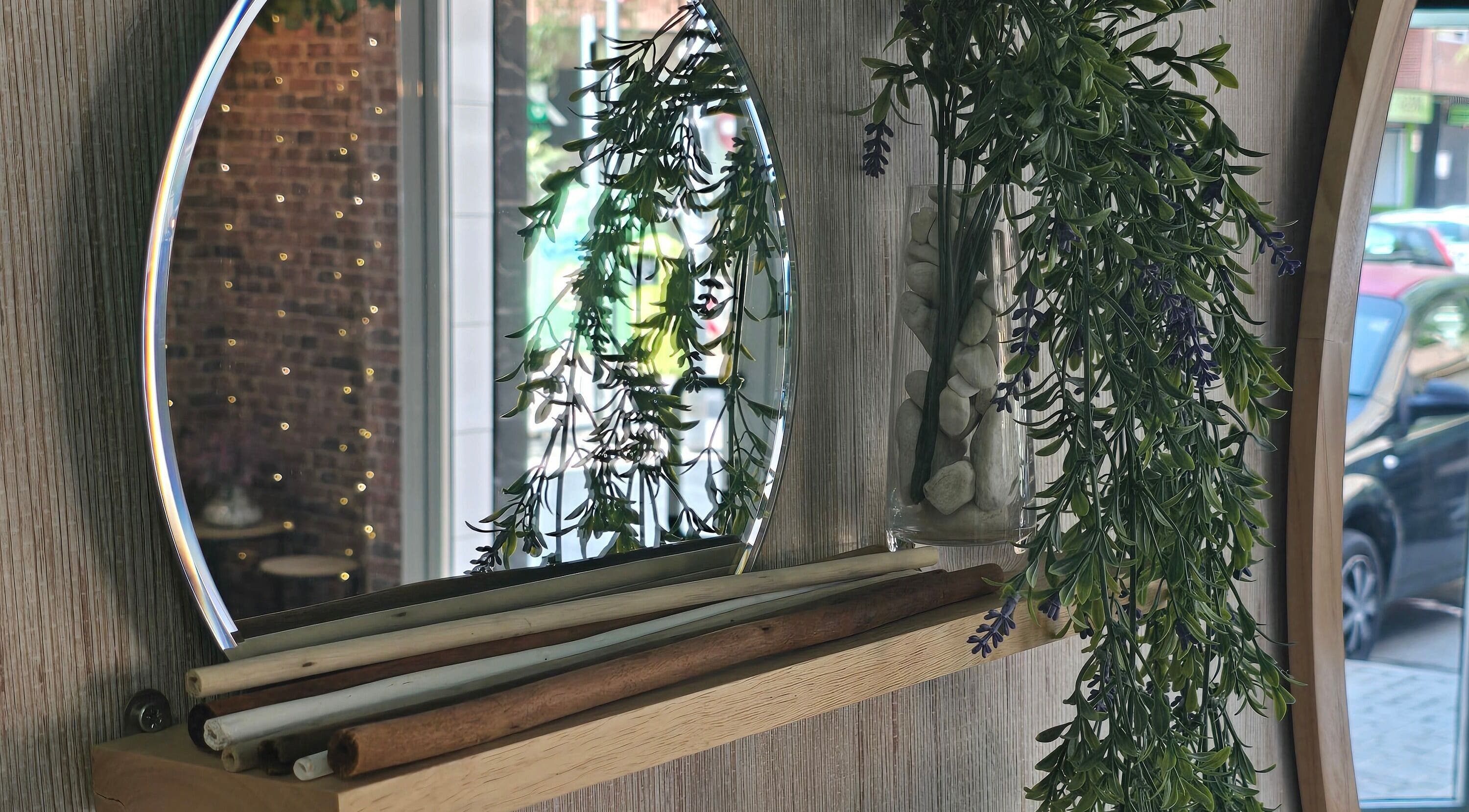 Espejo decorado con plantas en Pelokas by Rosana Sierra, Torrent, Comunidad Valenciana, ES.