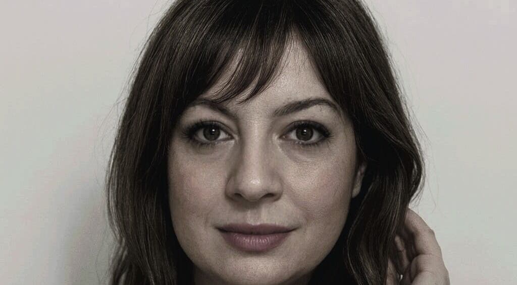 Mujer relajada con expresión serena en Pelokas by Rosana Sierra, Torrent, Comunidad Valenciana, ES.