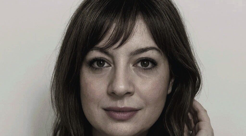 Mujer relajada con expresión serena en Pelokas by Rosana Sierra, Torrent, Comunidad Valenciana, ES.