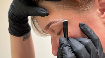 Expert eyebrow shaping at Vi.LashYou Downtown (Richmond St), London, Ontario, CA using precise tools.