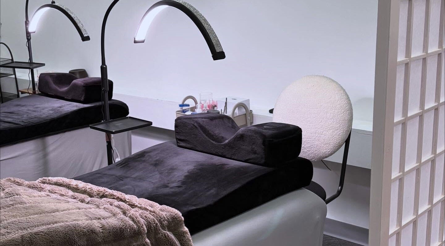 Cozy lash extension area at Vi.LashYou Westmount, London, Ontario, CA with plush recliner and bright lights.