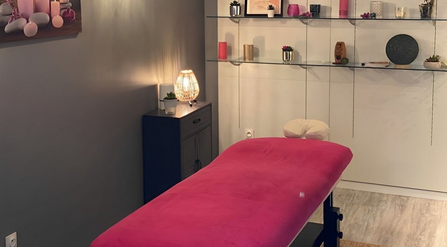 Salle de massage apaisante chez Les Mains d’Auré, Laon, Hauts-de-France, FR, avec table et décor doux.
