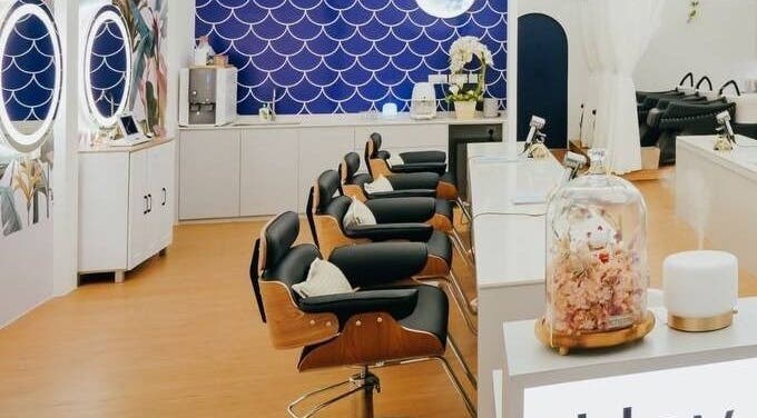 Elegant seating and decor at Bloomi Blow Dry Spa in Nusajaya Iskandar, Johor, MY enhance the relaxing salon atmosphere.