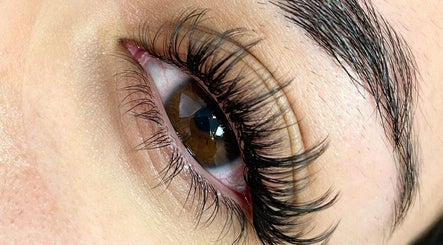 Dazzle Lash Boutique image 2