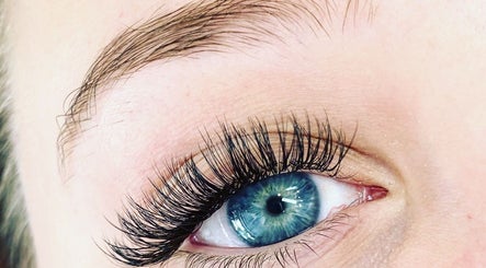 Dazzle Lash Boutique image 3