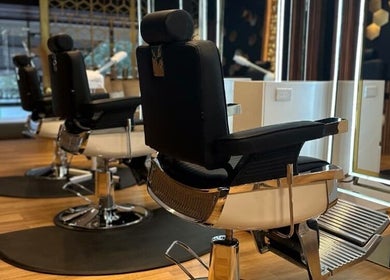 Sillas de peluquería en BELLA & BESTIA SALON & BARBER BOUTIQUE, San Pedro Garza García, Nuevo León, MX.