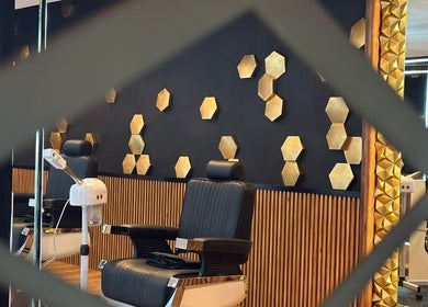 Interior moderno de BELLA & BESTIA SALON & BARBER BOUTIQUE en San Pedro Garza García, Nuevo León, MX.