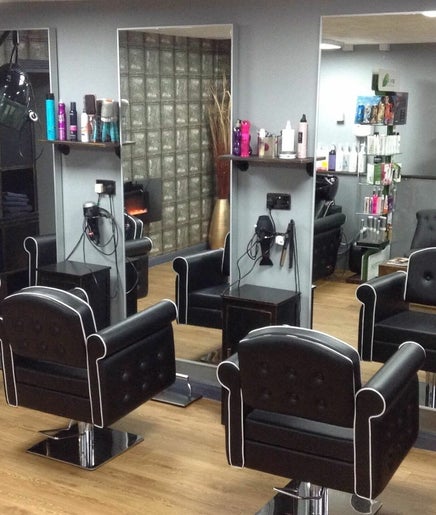 Wow - Williams of Welshampton Hairstyling for Women and Men billede 2