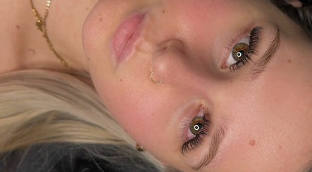 PRETTINLASHED image 2