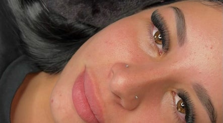 PRETTINLASHED image 3