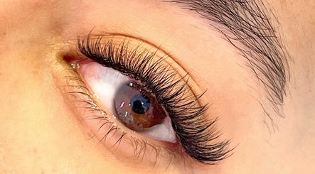 S W Lash and Brow Artist afbeelding 2