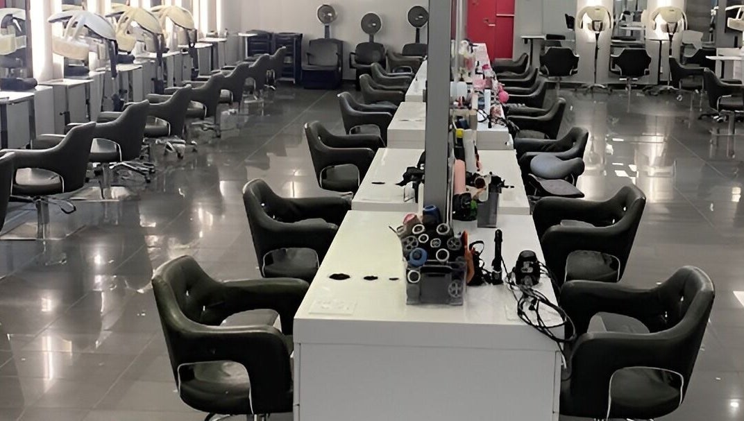 Intérieur moderne de St. Laurent Tendances Beauté à Laval, Québec, CA avec des fauteuils et stations de coiffure.