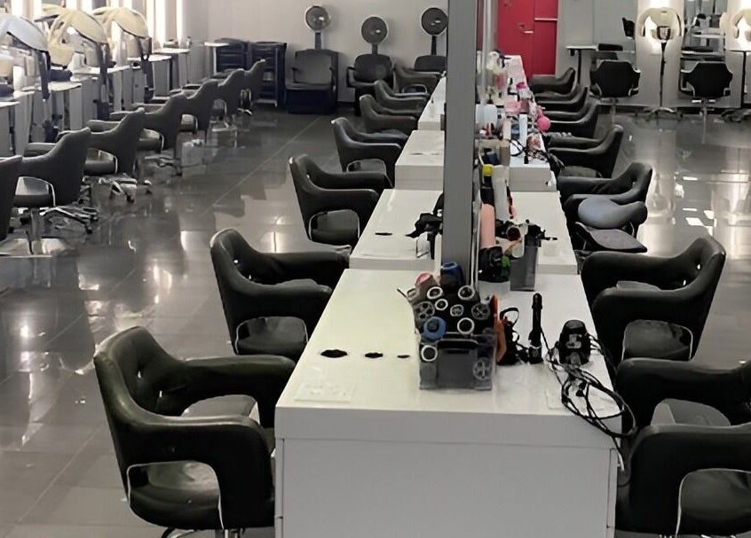 Intérieur moderne de St. Laurent Tendances Beauté à Laval, Québec, CA avec des fauteuils et stations de coiffure.