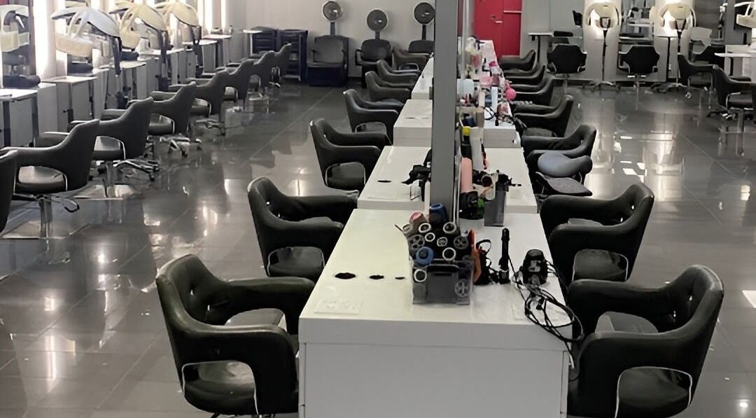 Intérieur moderne de St. Laurent Tendances Beauté à Laval, Québec, CA avec des fauteuils et stations de coiffure.