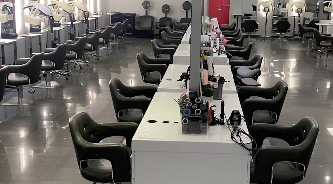 Intérieur moderne de St. Laurent Tendances Beauté à Laval, Québec, CA avec des fauteuils et stations de coiffure.