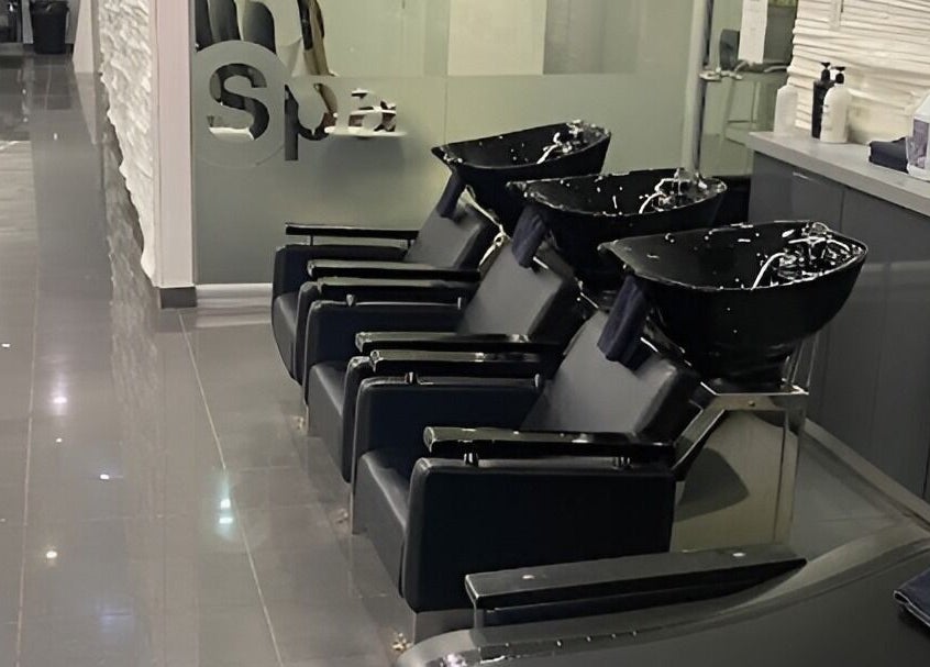 Stations de lavage modernes à St. Laurent Tendances Beauté, Laval, Québec, CA, pour une expérience luxueuse.