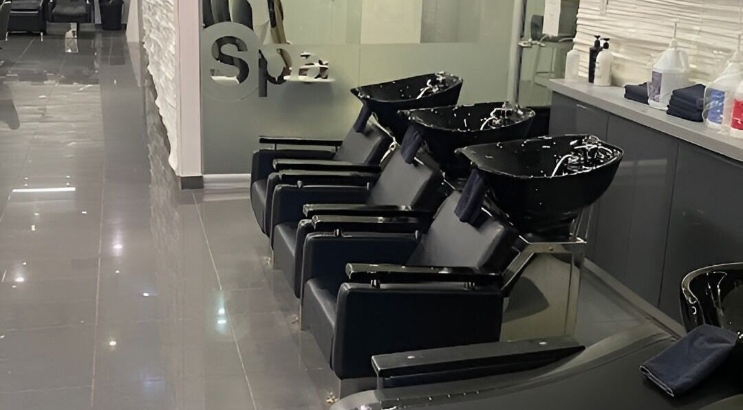 Stations de lavage modernes à St. Laurent Tendances Beauté, Laval, Québec, CA, pour une expérience luxueuse.