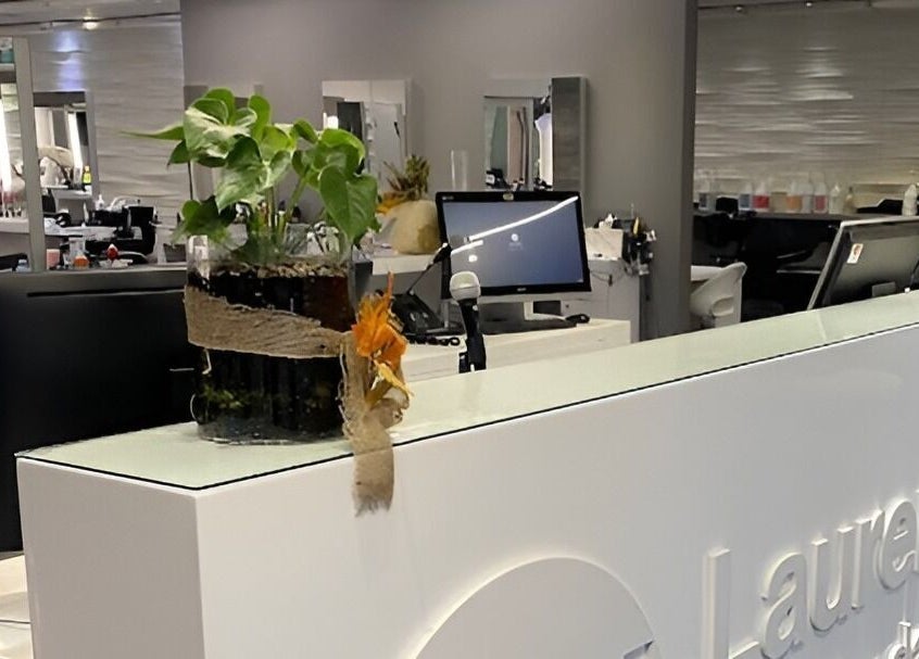 Bureau d'accueil moderne à St. Laurent Tendances Beauté, Laval, Québec, CA, avec plantes décoratives.